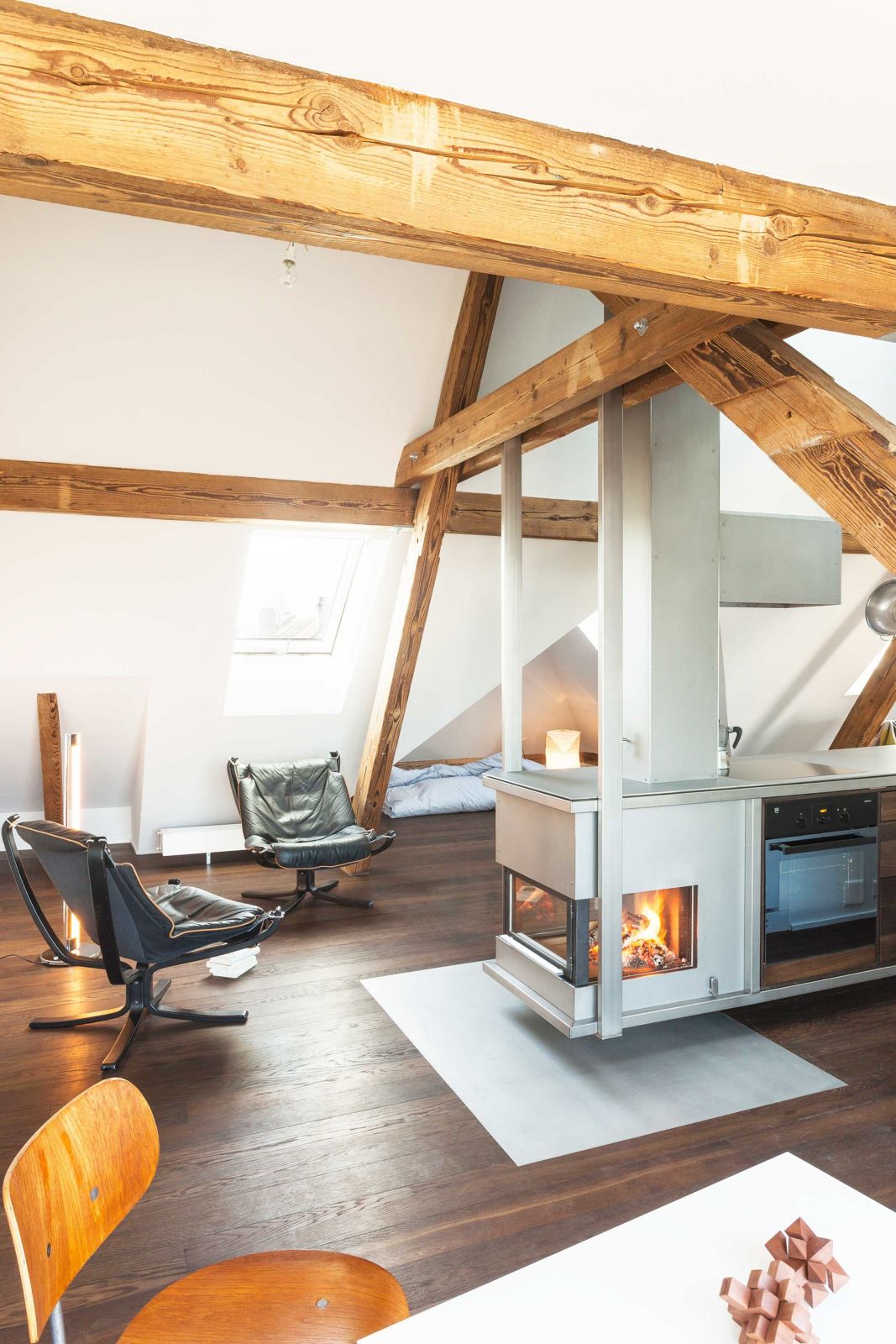 Zentrales Wohnmöbel mit Feuerstelle im neuen Estrichausbau lukasraeber_frob_fireplace
