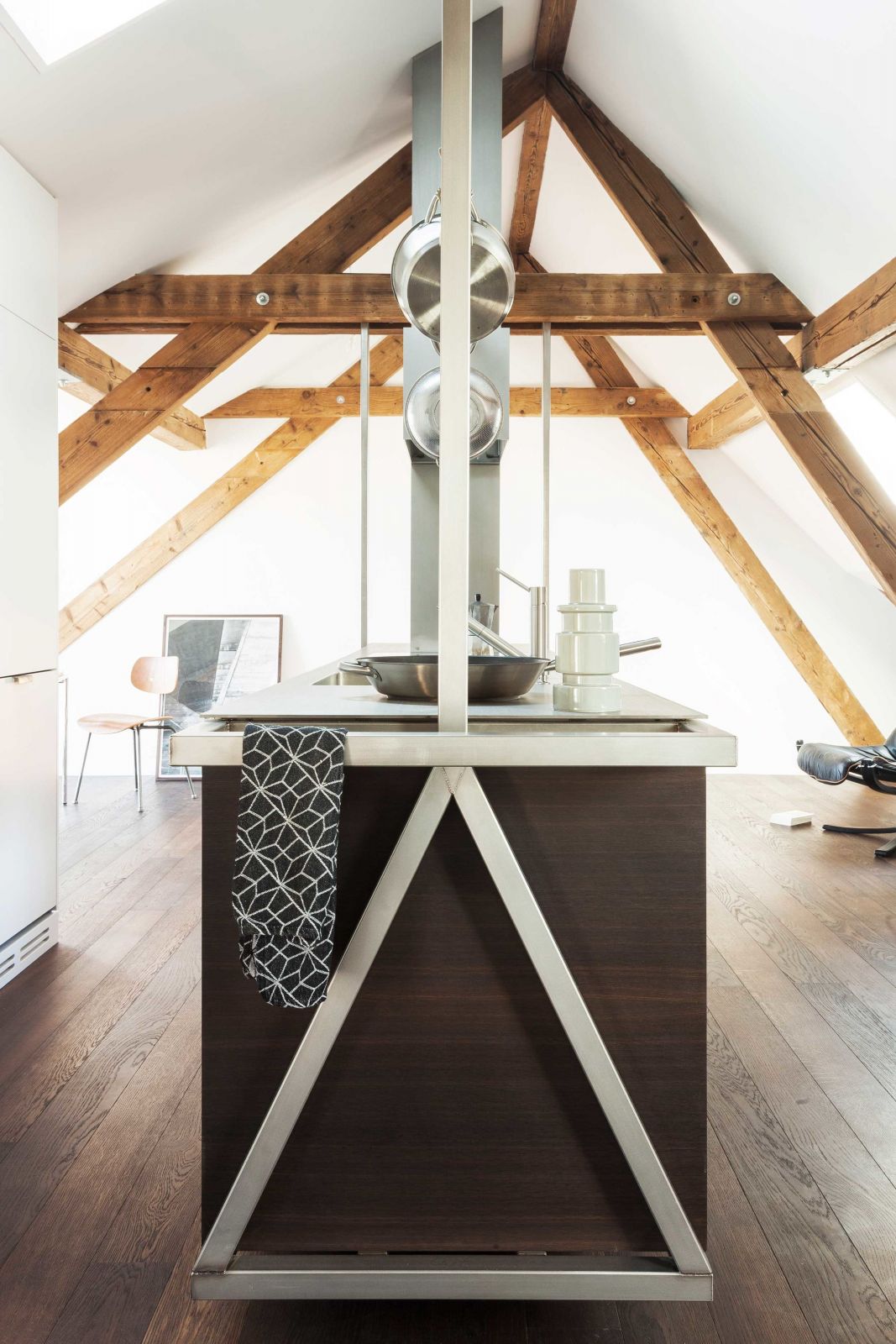 Neue Wohnung - alter Dachstock lukasraeber_frob_hanging_furniture