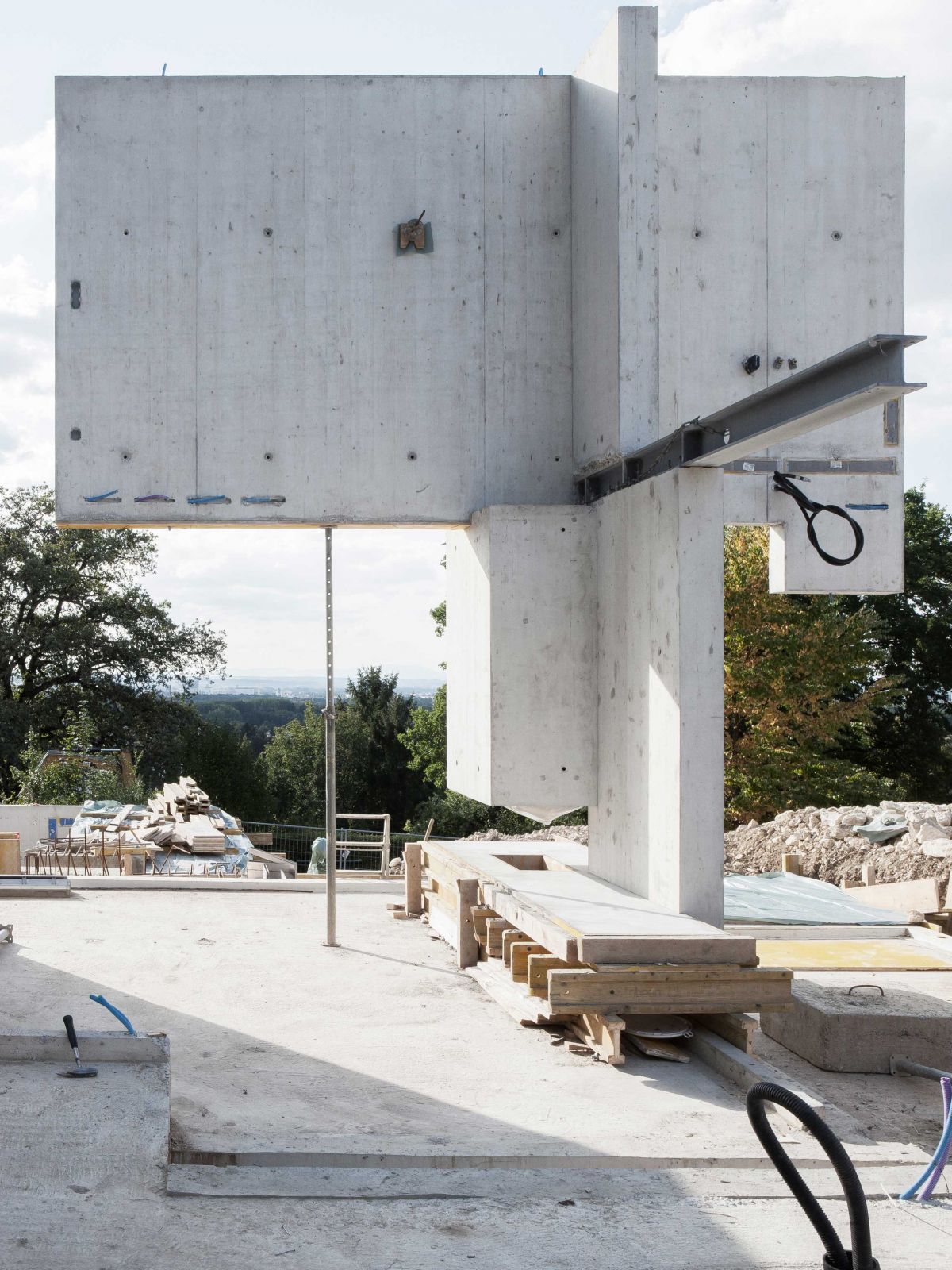 Statisches Gleichgewicht: Betonstruktur im Rohbau raeber_frenzel_betonelement_frei