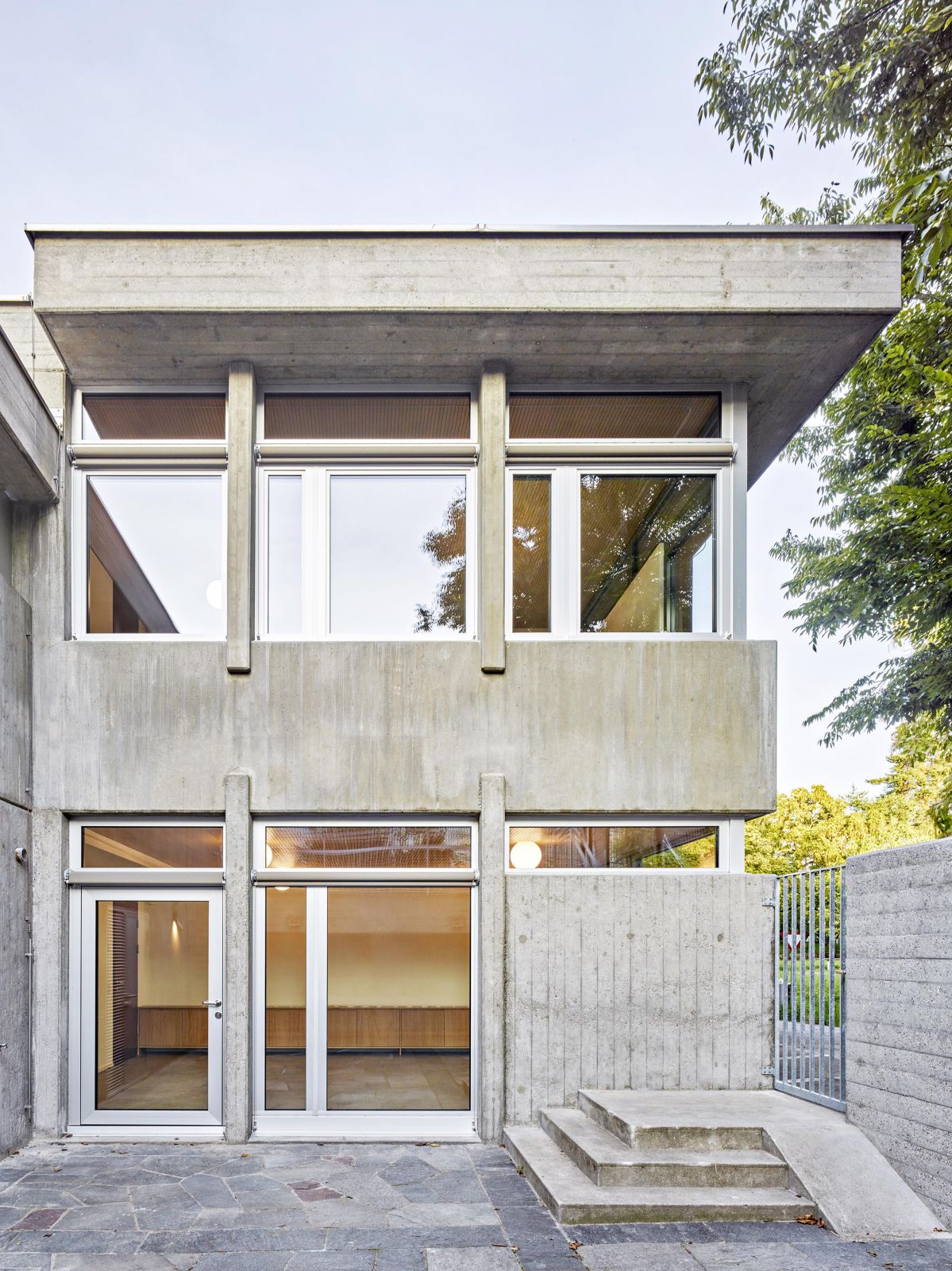 Das Gebäude verfügt in seiner Grundsubstanz über hohe architektonische Qualität. Nach verschiedenen Nutzungsanpassungen und baulichen Massnahmen der Vergangenheit galt es, in einer umfassenden Erneuerung diese Qualitäten wiederherzustellen und durch gezielte strukturelle Eingriffe einen Mehrwert zu schaffen. 11_Verkehrsgarten_Ostfassade_Lukas_Raeber_Architekten_%C2%A9Weisswert_8