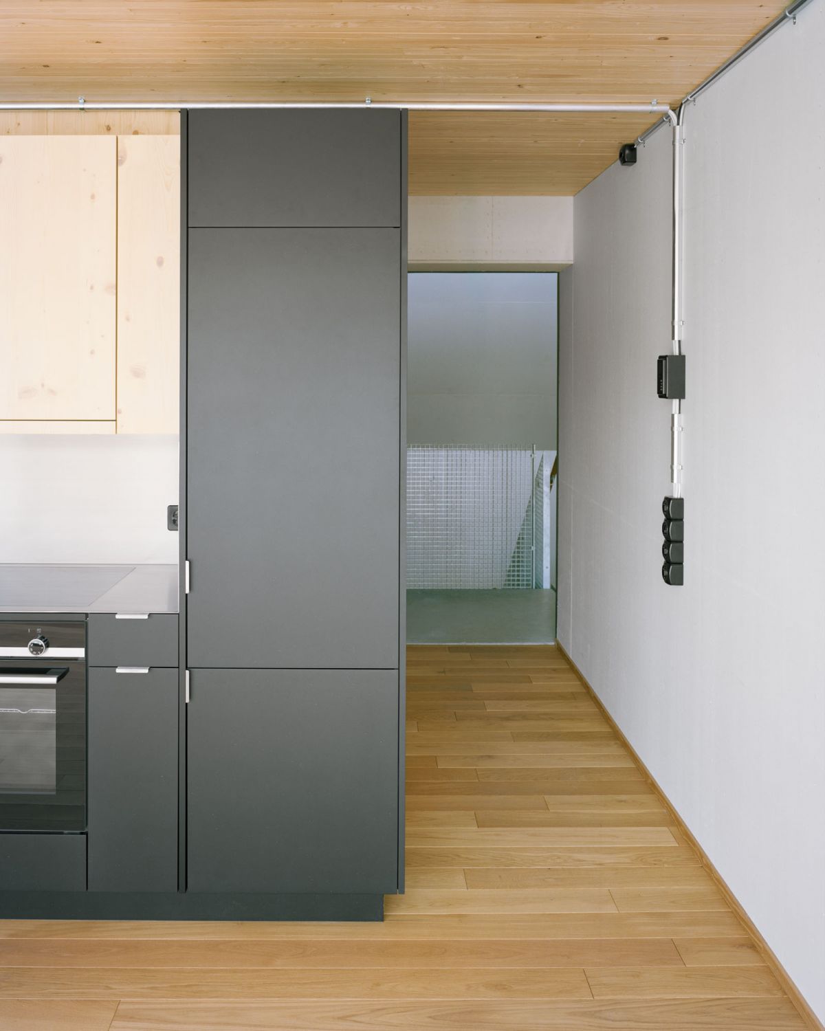 Die gesamte Aufstockung sowie sämtliche Einbauten folgen bestmöglich der Idee von «Urban Mining» 14_Erfinger107_Kueche_Eingangsbereich_Lukas_Raeber_Architekten_%C2%A9Rasmus_Norlander