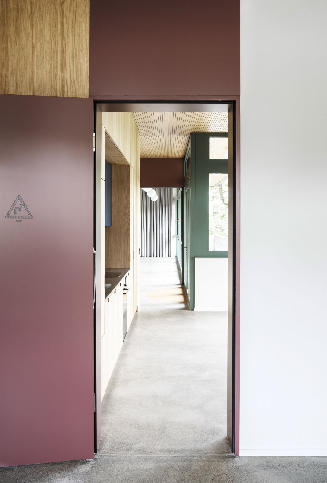 Fliessend um das mittige Möbel aus Eiche sind die zentralen, repräsentativen Nutzungen des Gebäudes gruppiert.  17_Verkehrsgarten_Enfilade_Bureau_Lukas_Raeber_Architekten_%C2%A9Geraldine_Recker_5