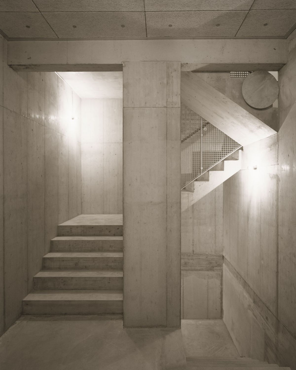Spuren der Vergangenheit prägen die Atmosphäre im Eingangsbereich 8_Erfinger107_Eingang_Treppenhaus_Lukas_Raeber_Architekten_%C2%A9Rasmus_Norlander