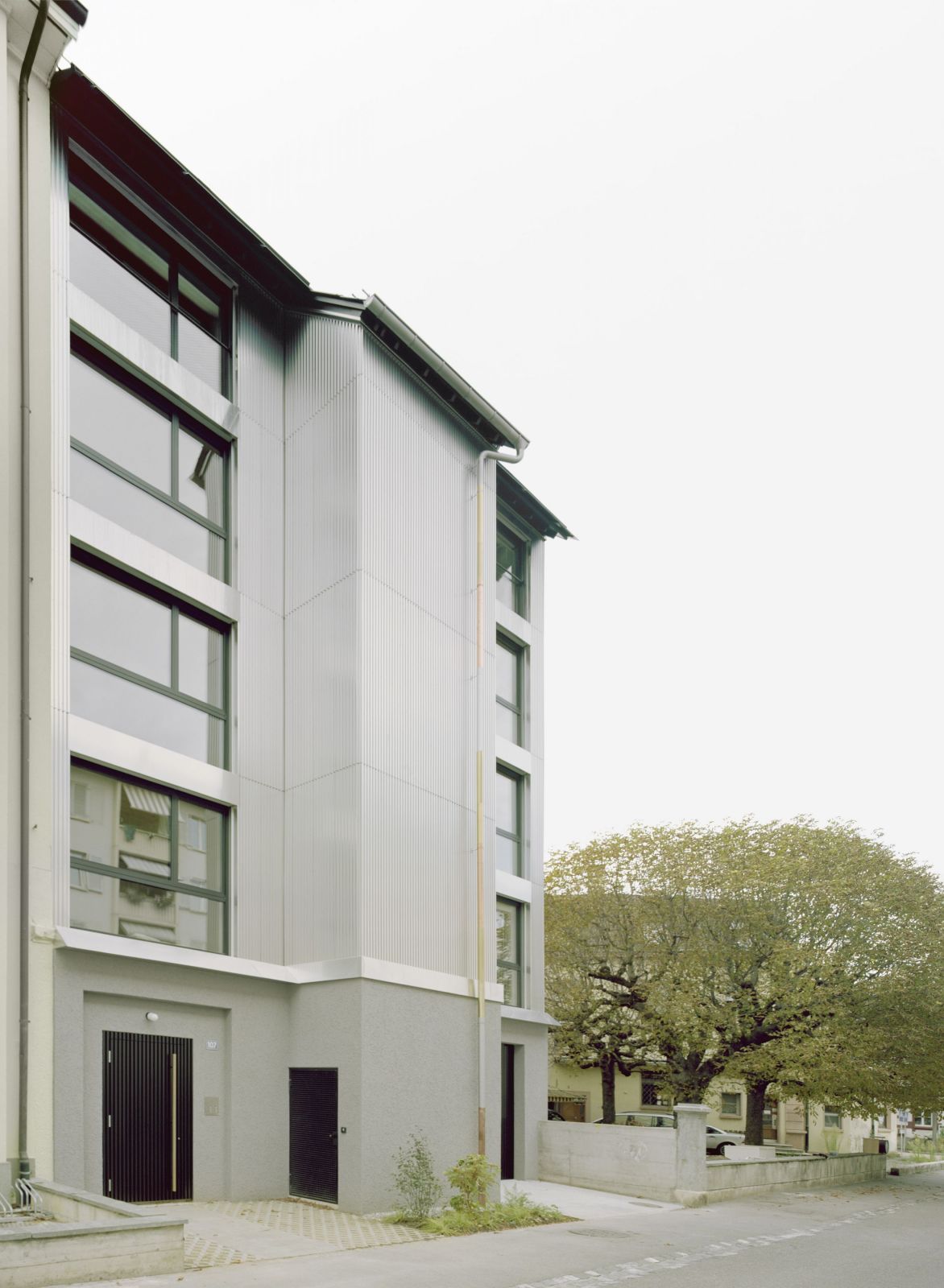 Das neue Gebäude ist ein vorfabrizierter Holzelementbau, der auf dem bestehenden Sockelgeschoss aufliegt lukasraeber_efringer_front_8
