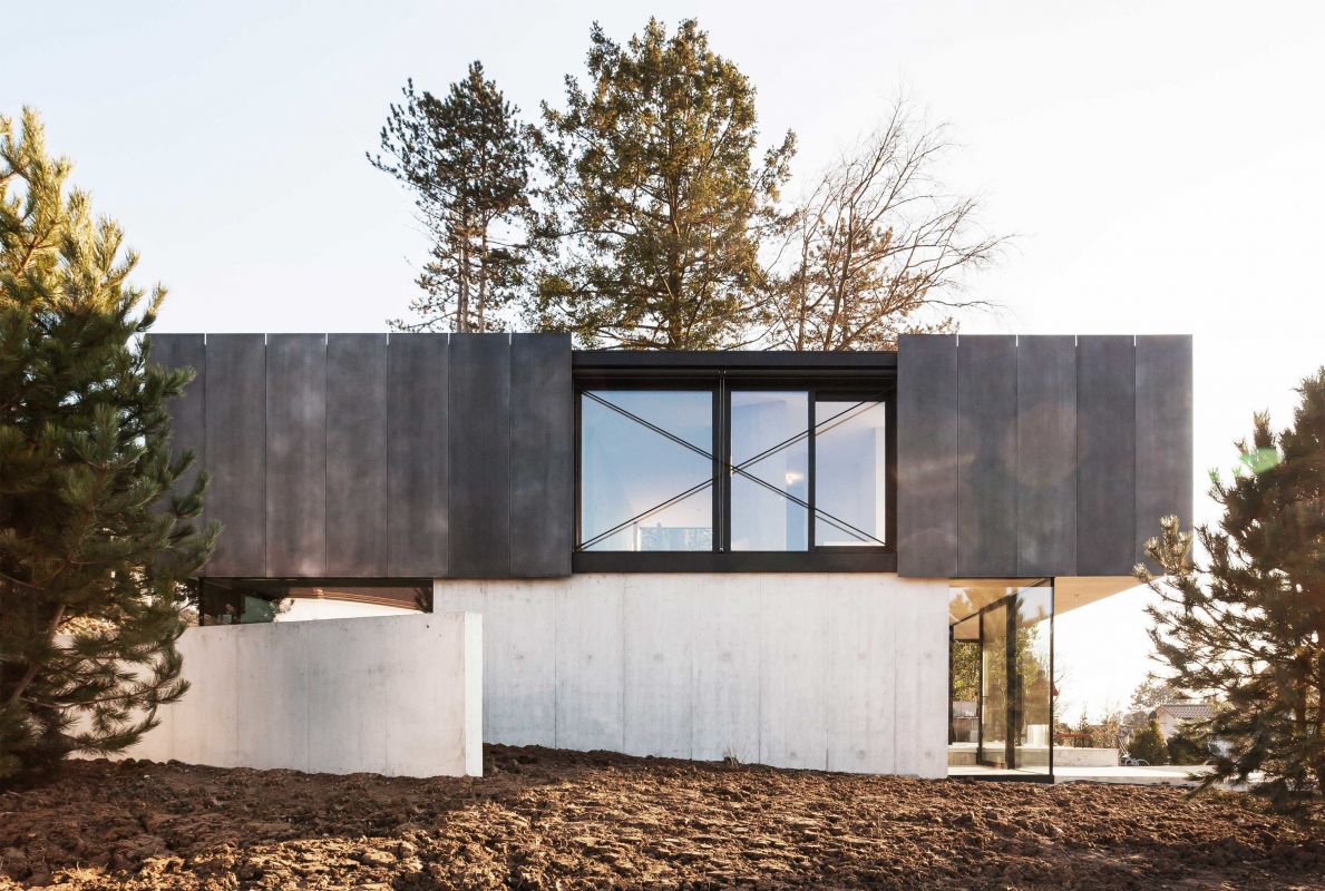 Eine horizontale Schichtung: Der Holzbau liegt auf zwei Betonscheiben auf raeber_frenzel_haus_in_riehen_front