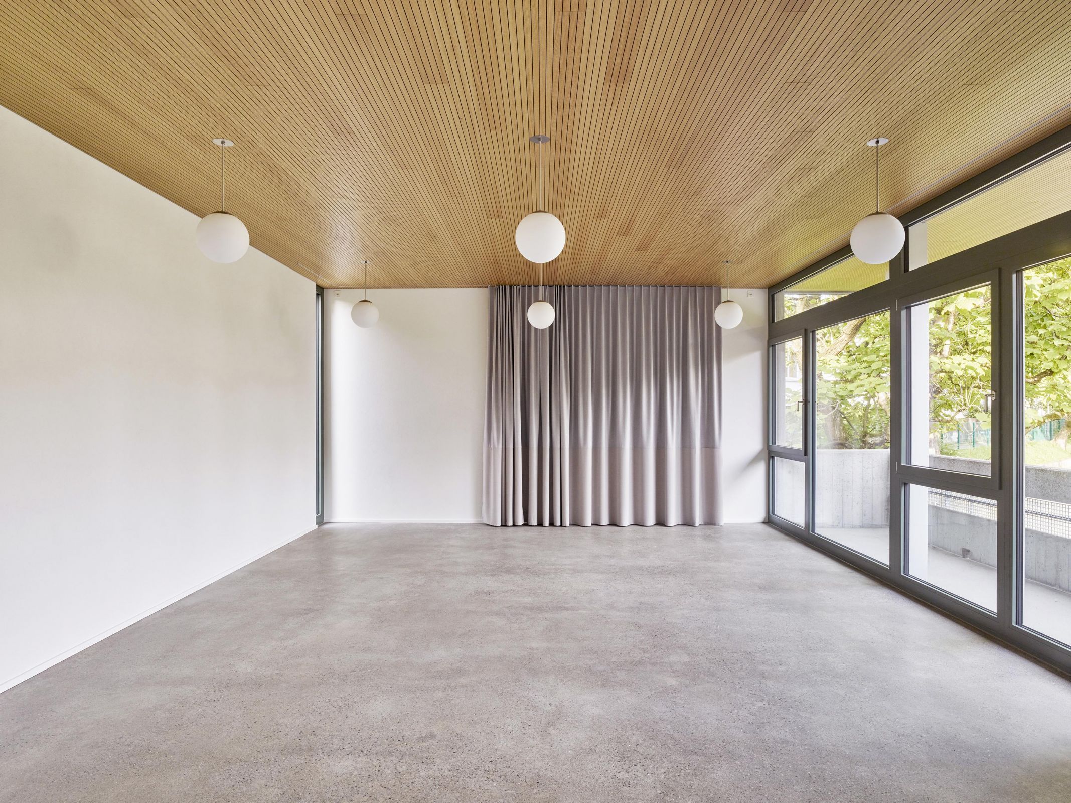 Die Materialisierung ist auf wenige Grundelemente reduziert und orientiert sich am Charakter des Ursprungsbaus.  18_Verkehrsgarten_Theorieraum_Lukas_Raeber_Architekten_%C2%A9Weisswert