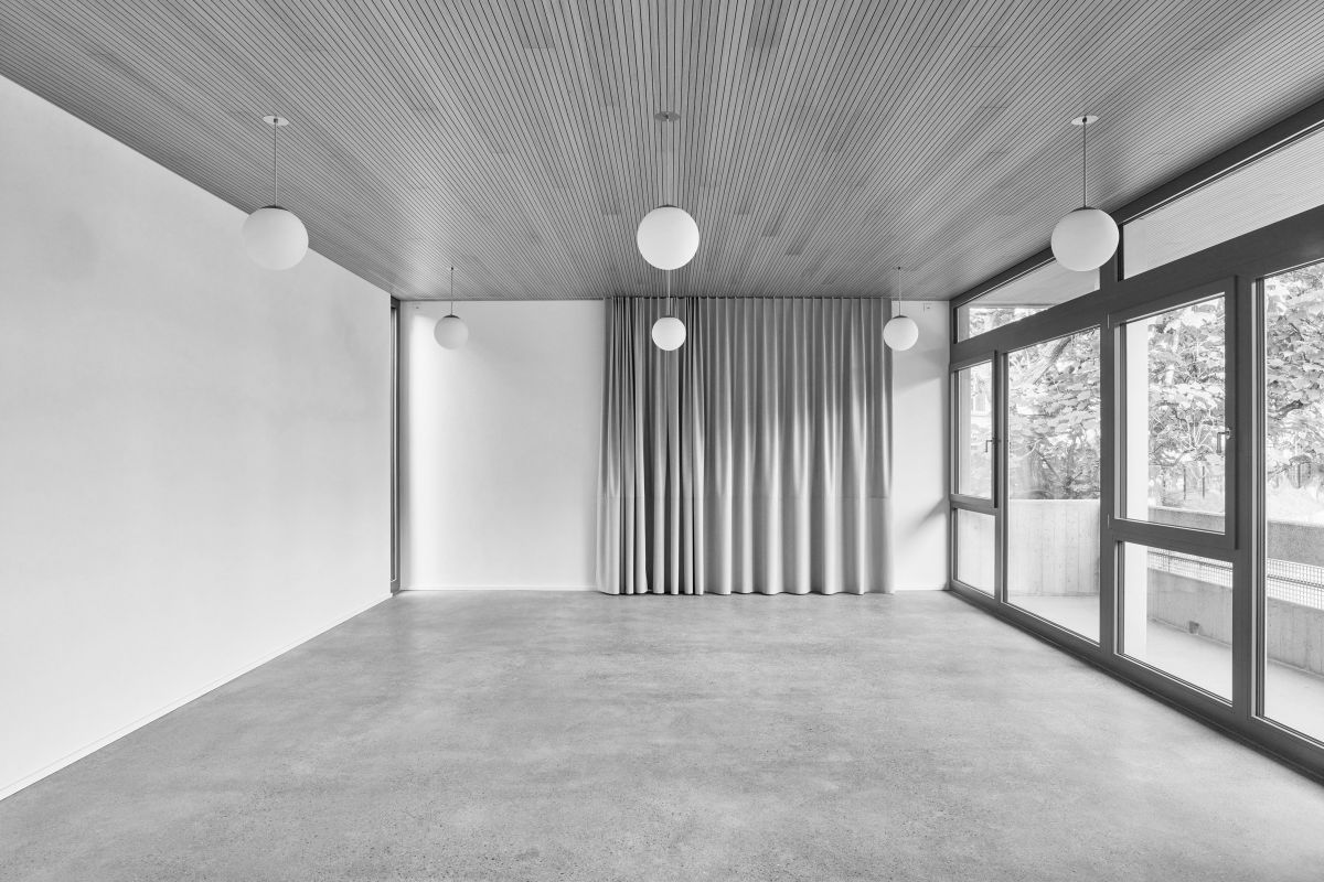 Die Materialisierung ist auf wenige Grundelemente reduziert und orientiert sich am Charakter des Ursprungsbaus.  18_Verkehrsgarten_Theorieraum_Lukas_Raeber_Architekten_%C2%A9Weisswert