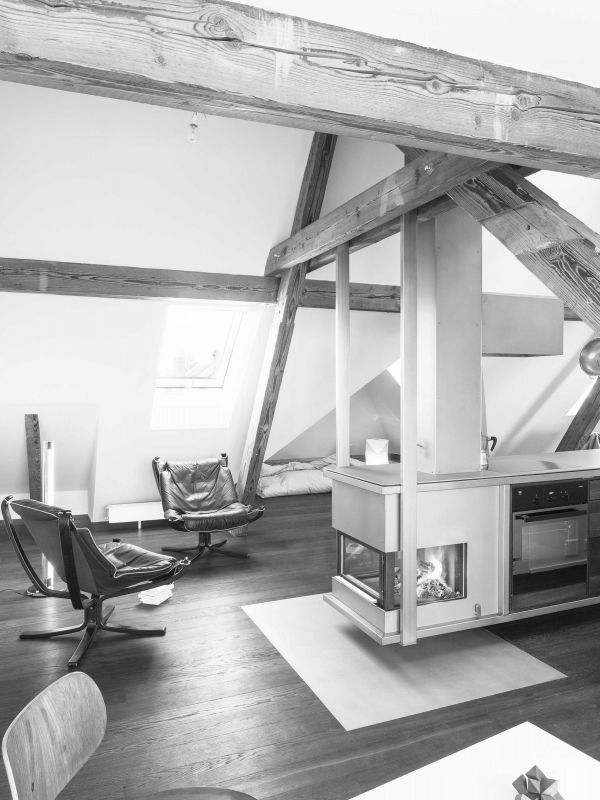 Zentrales Wohnmöbel mit Feuerstelle im neuen Estrichausbau lukasraeber_frob_fireplace