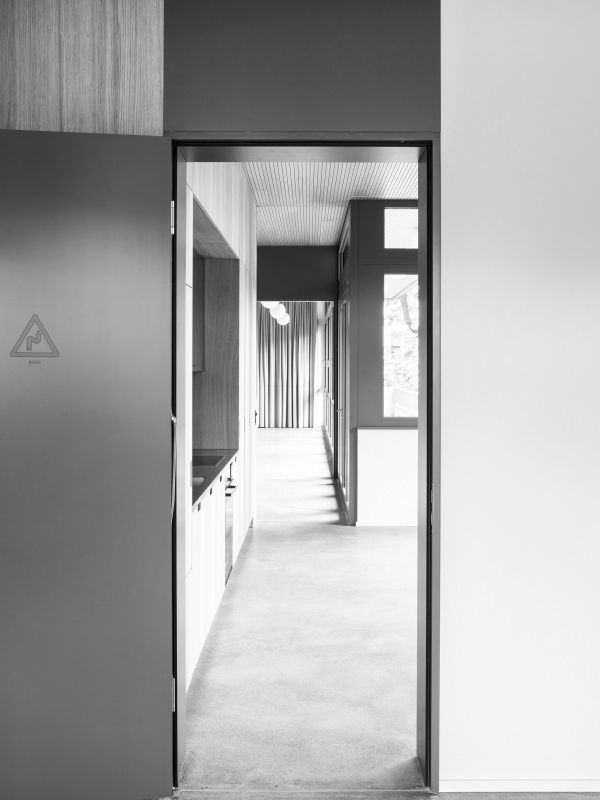 Fliessend um das mittige Möbel aus Eiche sind die zentralen, repräsentativen Nutzungen des Gebäudes gruppiert.  17_Verkehrsgarten_Enfilade_Bureau_Lukas_Raeber_Architekten_%C2%A9Geraldine_Recker_5