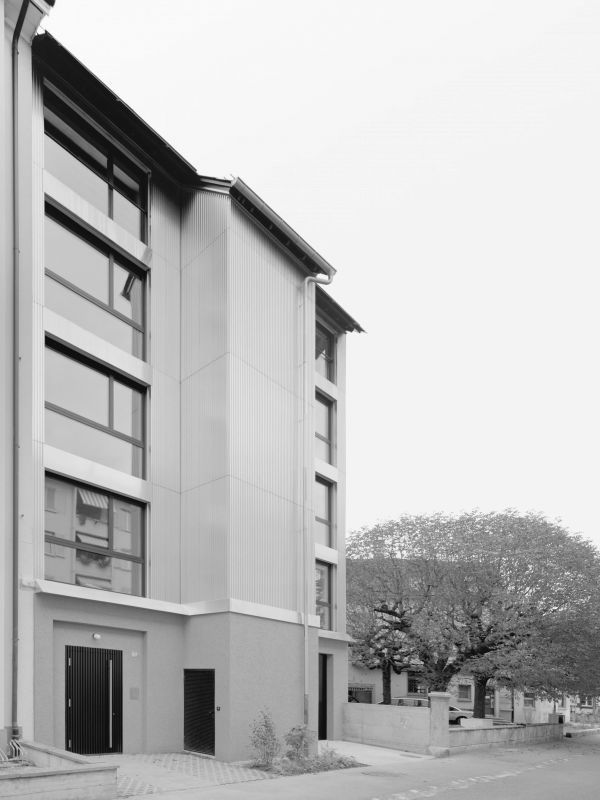 Das neue Gebäude ist ein vorfabrizierter Holzelementbau, der auf dem bestehenden Sockelgeschoss aufliegt lukasraeber_efringer_front_8