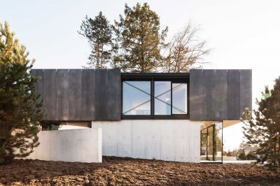Eine horizontale Schichtung: Der Holzbau liegt auf zwei Betonscheiben auf raeber_frenzel_haus_in_riehen_front